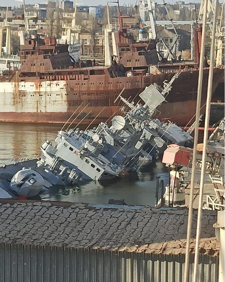 NavyField_GM's tweet photo. #Ukraine largest warship, the Krivak III class frigate 'Hetman Sagaidachny', reportedly scuttled in Mykolaiv 
#navy #WWII #game #worldwar #worldwar2 #worldwar3 #worldwarii #WorldWarIII #fleet #army #troops #battalion #warship #battleship #naval #warfare #RussiaUkraine #invasion https://t.co/HcmUDjkJKM
