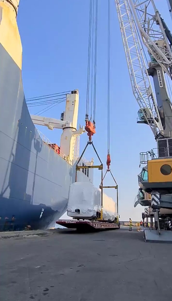 ET_Transit's tweet photo. #PuneMetroUpdate
The Second Prototype Rake containing 3 coaches maufactured by #Titagarh for #punemetro has been loaded on the ship to transport it all the way from Italy 🇮🇹 to India 🇮🇳 @metrorailpune https://t.co/NMCpCSkhsu