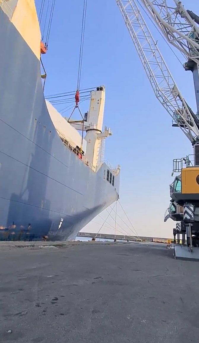 ET_Transit's tweet photo. #PuneMetroUpdate
The Second Prototype Rake containing 3 coaches maufactured by #Titagarh for #punemetro has been loaded on the ship to transport it all the way from Italy 🇮🇹 to India 🇮🇳 @metrorailpune https://t.co/NMCpCSkhsu