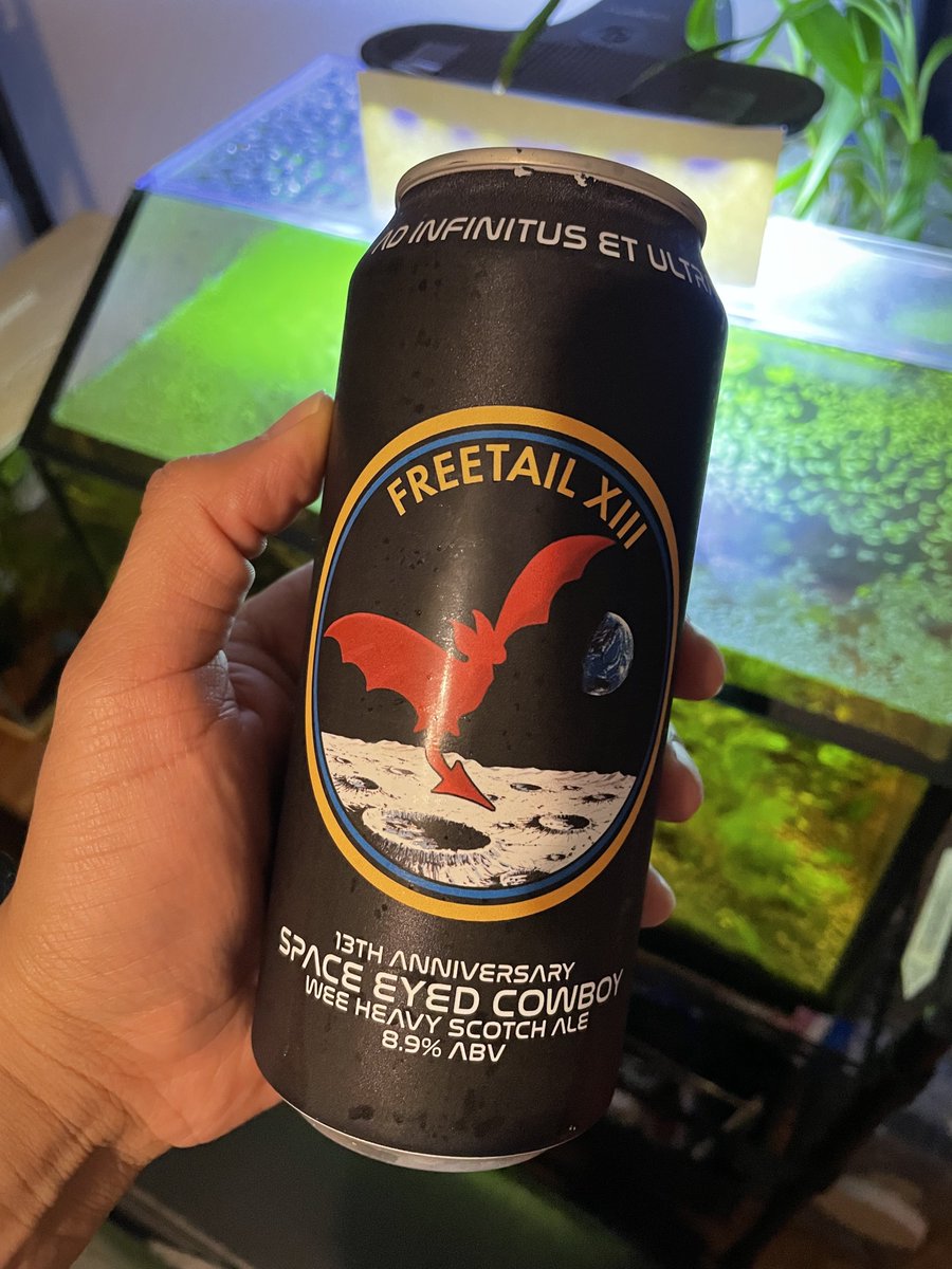 IntroToMig's tweet photo. Fish tank time is also beer time #freetail no clue if they use hashtags https://t.co/JZWxUNt1zc