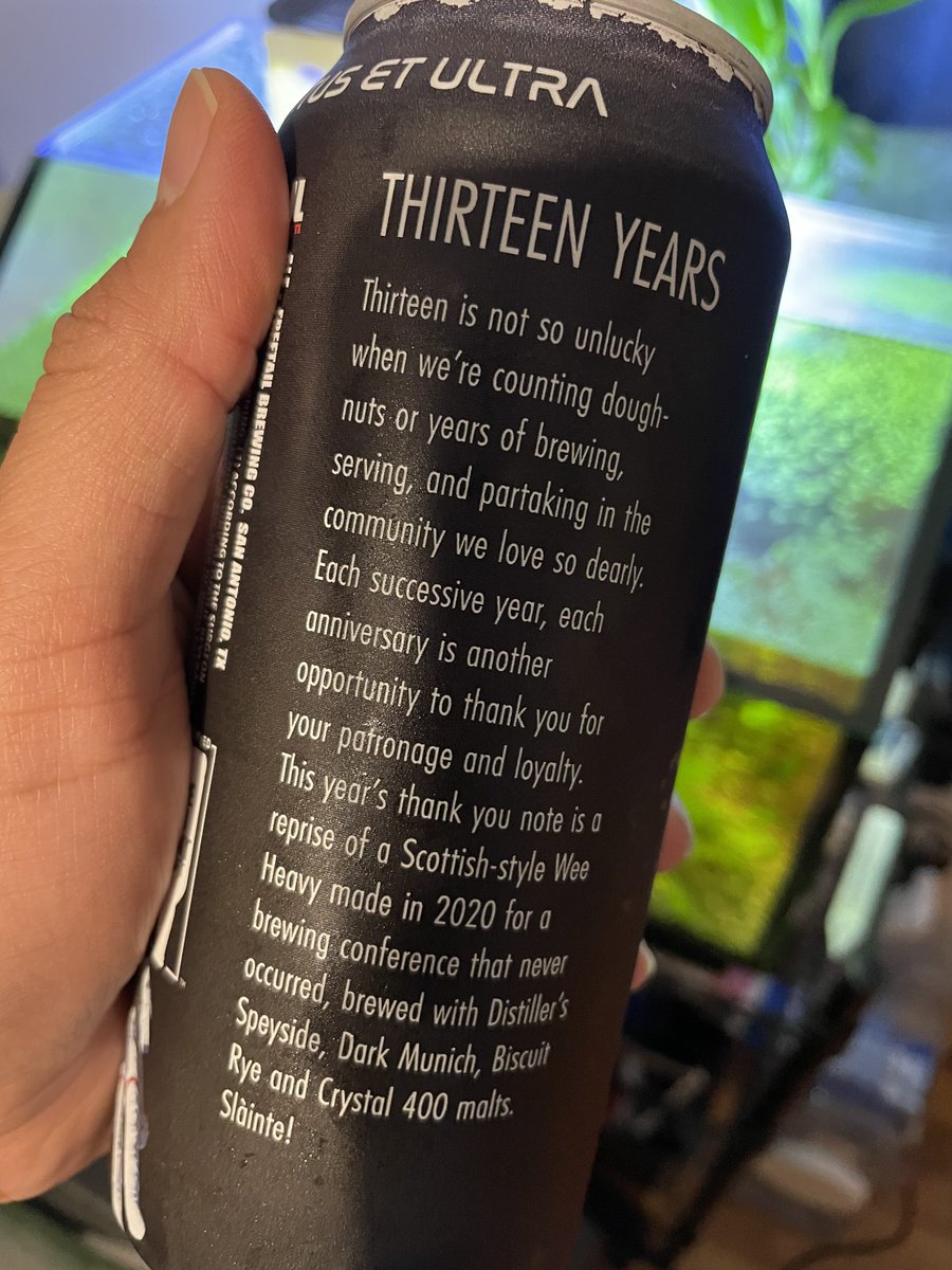 IntroToMig's tweet photo. Fish tank time is also beer time #freetail no clue if they use hashtags https://t.co/JZWxUNt1zc