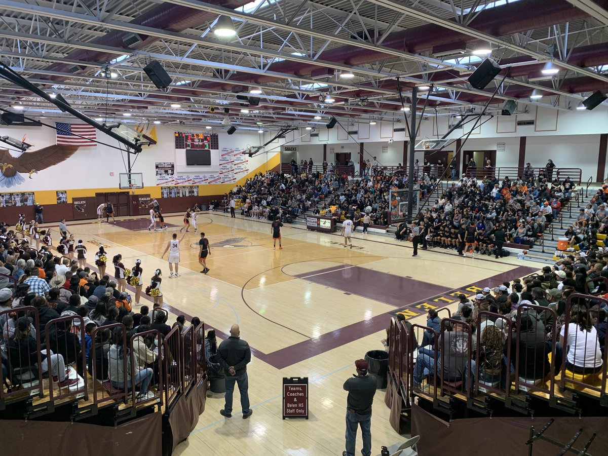 CoachGrine's tweet photo. 1st around packed house! https://t.co/al17oYuzrj