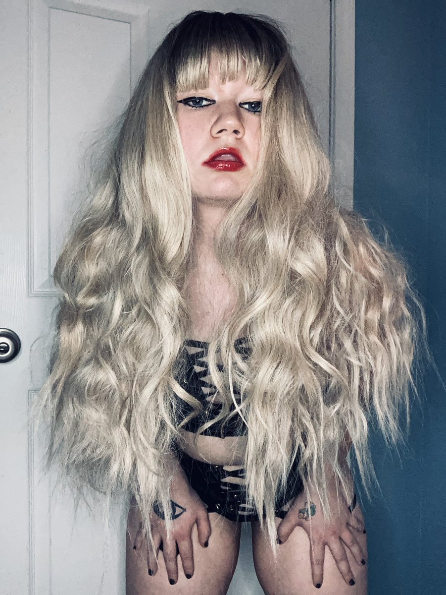 Eridesiaa's tweet photo. You better behave 👿🖤 #blondehair #dommelife #footworshi̇p #domme #sugarbaby #sadisticbeauty #mommy #goddess #bdsm #bimbo #bimboification https://t.co/3Fjnp3fXPU