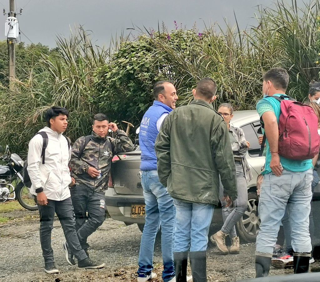 gabrielbeltranl's tweet photo. 🔵9️⃣🇨🇴 Hoy, en #Quindío con los amigos del Concejal @LuisGabrielPar9 enseñando nuestras propuestas.  @PartidoMIRA
@aydeelizarazoc #EquipoPorColombia
#SenadoMIRA9
@JuVillanuevaP #Camara103 https://t.co/B7D6N5lAMS