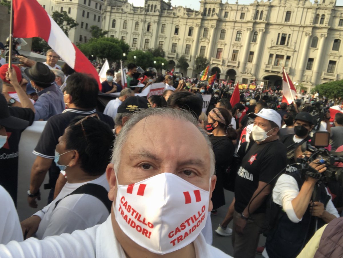 ugluis's tweet photo. Hoy reconquistamos pacíficamente la plaza San Martín. Ese emblemático lugar de Lima es de los demócratas, NO de los rojos. https://t.co/rYwY6NyRSu