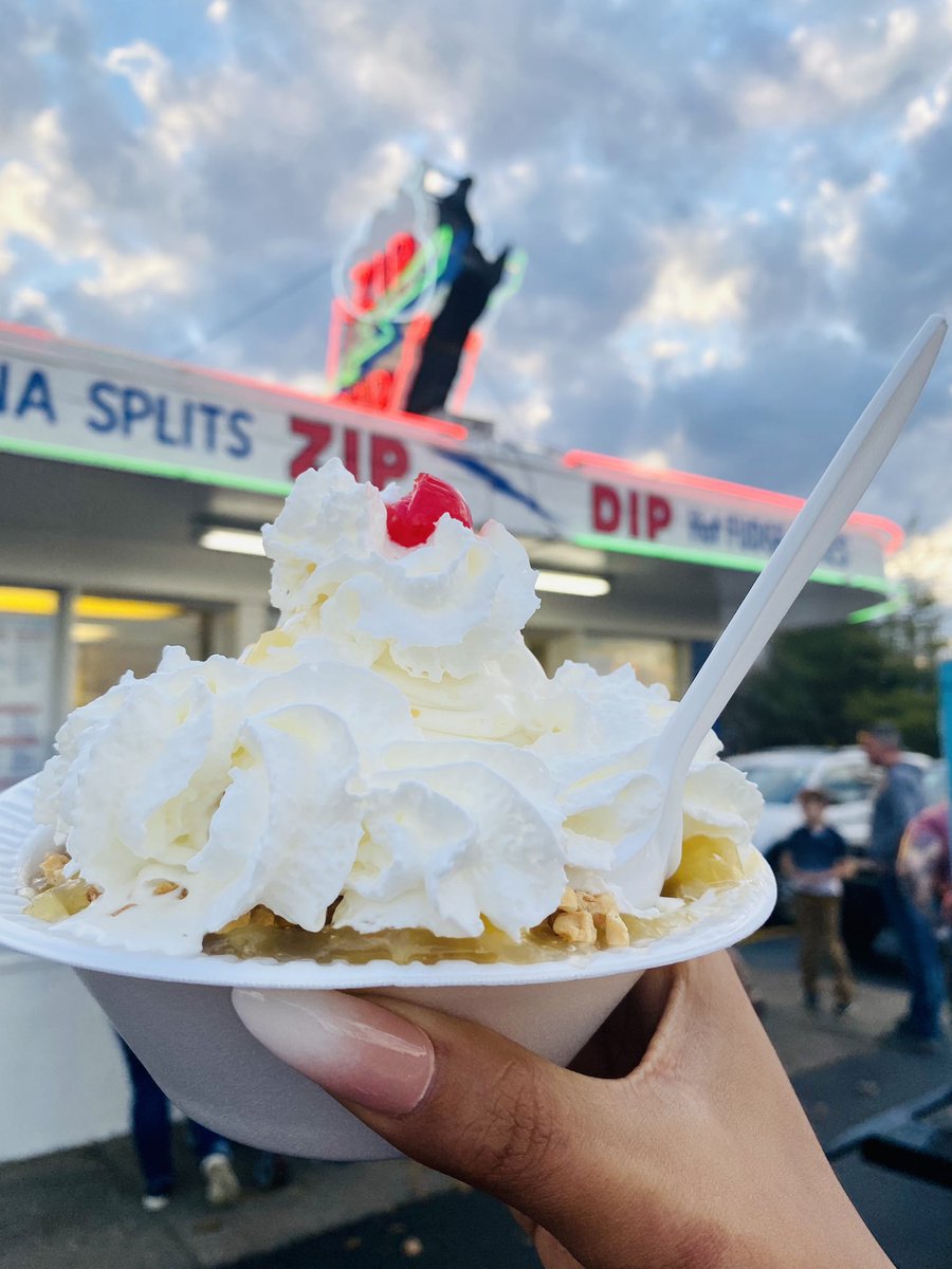 KristenSwilley's tweet photo. If you didn’t hit up a creamy whip today it’s time to reassess your priorities. #ZipDip 😎 https://t.co/CUecmoWsTN
