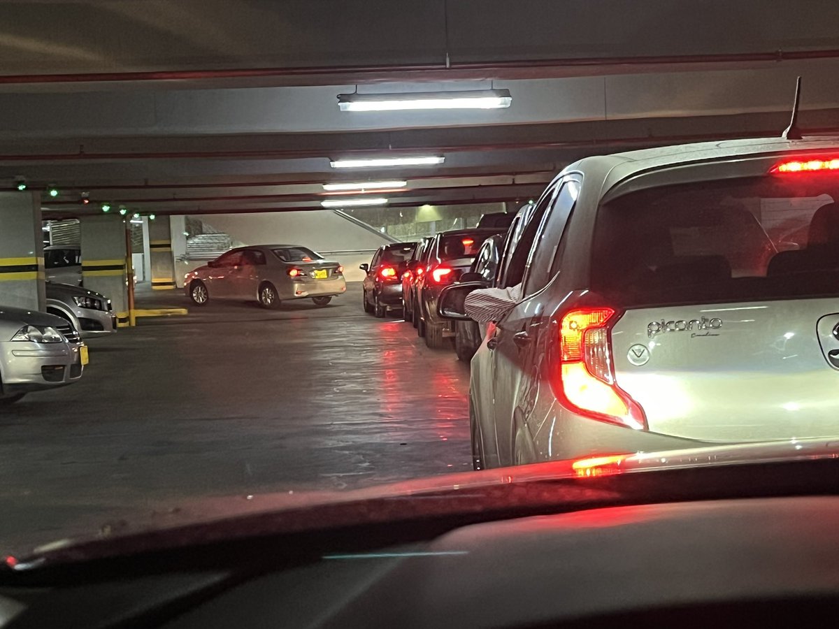 Natz26's tweet photo. Más de 30 minutos atrapados en el parqueadero de @UnicentroBogota no vemos a nadie gestionando este trancón tan absurdo en un parqueadero ¿qué es esto? https://t.co/R7zW5hBsKS