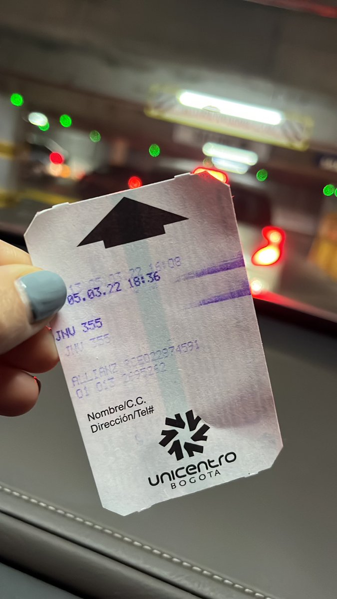 Natz26's tweet photo. Más de 30 minutos atrapados en el parqueadero de @UnicentroBogota no vemos a nadie gestionando este trancón tan absurdo en un parqueadero ¿qué es esto? https://t.co/R7zW5hBsKS