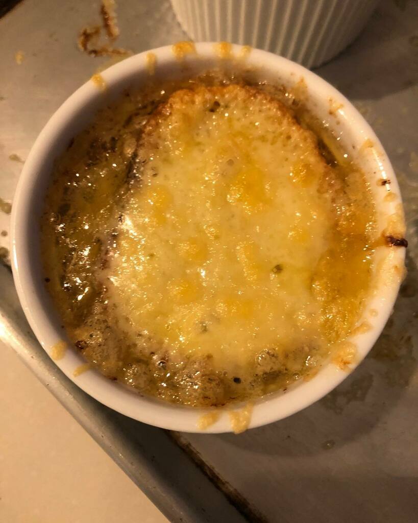 BakingSteele's tweet photo. Ramekins of love. #frenchonionsoup #bakingsteele #homemade https://t.co/p5Y8dXh2GD https://t.co/spFKXIz2s7