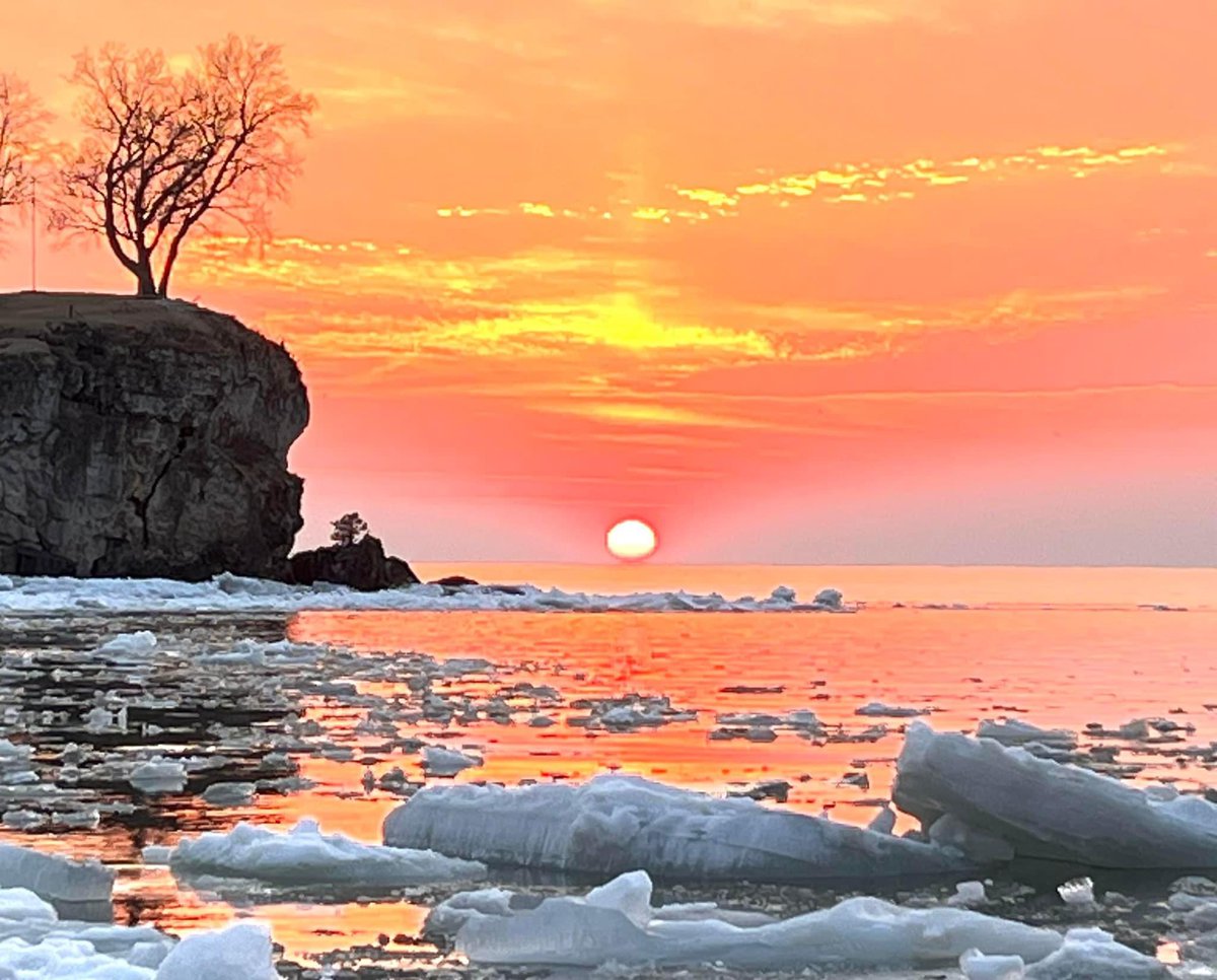 MILLERBOATLINE's tweet photo. Saturday sundown, Catawba Island, Ohio #LakeErie Don Jolley photo https://t.co/enEDaWERy1