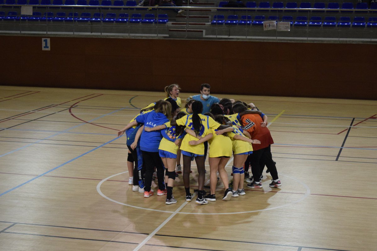 albertsubarroca's tweet photo. 🤯 Derbi infantil, nervis, imprecisions en un final d’infart, temps mort a falta de 24’’ del final.
Tranquilitzar a les noies i transmetre confiança.
Victòria per la mínima 18-17.
#OrgullACLE💙💛 https://t.co/EBLUft9H09