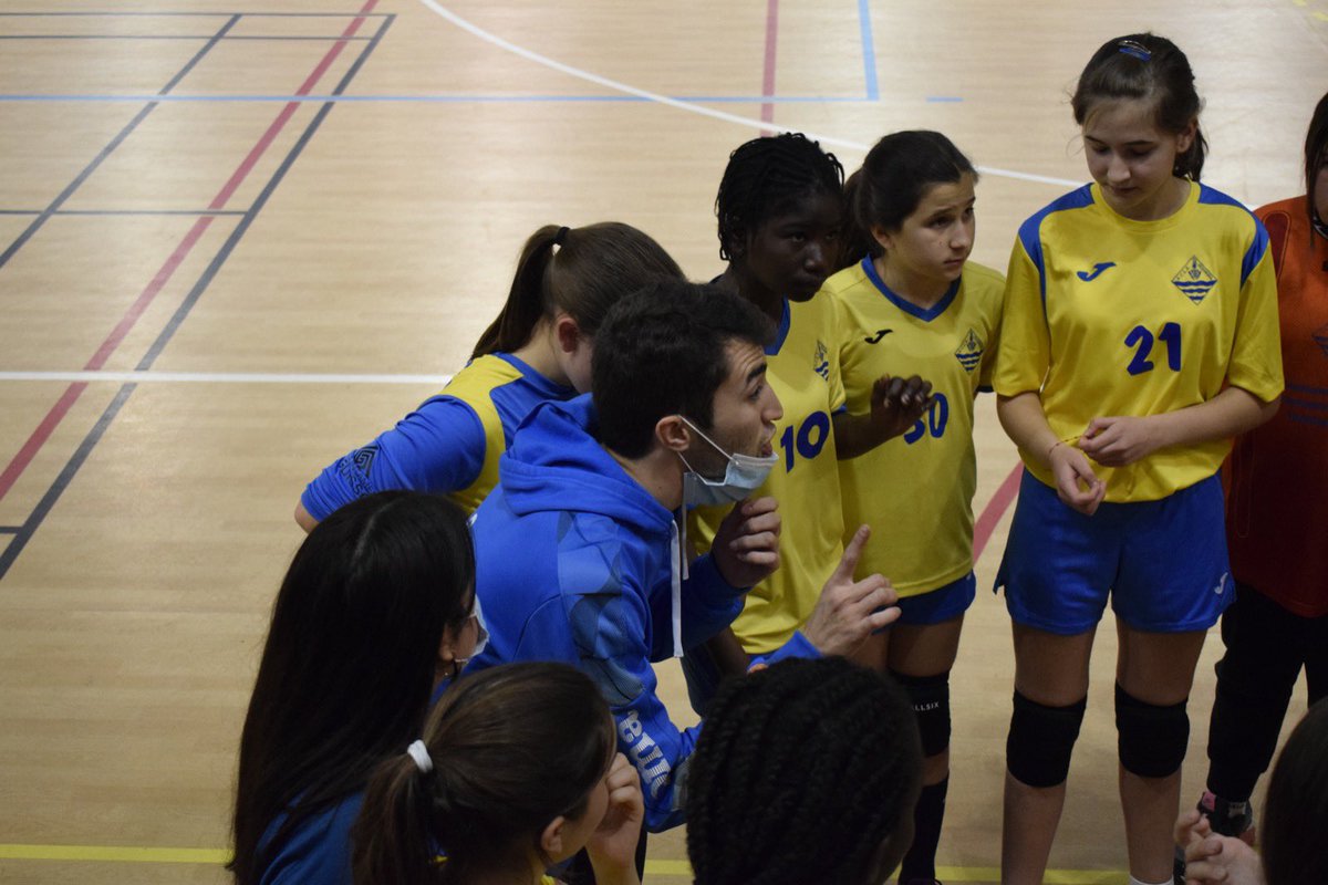 albertsubarroca's tweet photo. 🤯 Derbi infantil, nervis, imprecisions en un final d’infart, temps mort a falta de 24’’ del final.
Tranquilitzar a les noies i transmetre confiança.
Victòria per la mínima 18-17.
#OrgullACLE💙💛 https://t.co/EBLUft9H09