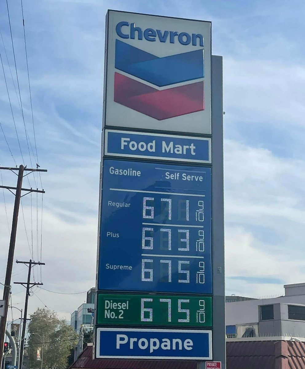 holi_matos's tweet photo. En todo el mundo ¿Por qué los combustibles han subido tanto? En USA 🇺🇸 en España 🇪🇸 y en cualquier otro país, usted tiene familiares o amigos, los precios de hoy en Florida confirman 
lo que digo. @luisabinader trabaja en  crear empleos para salir de la crisis. #LuisHaceSuParte! https://t.co/QnGorLhJoN