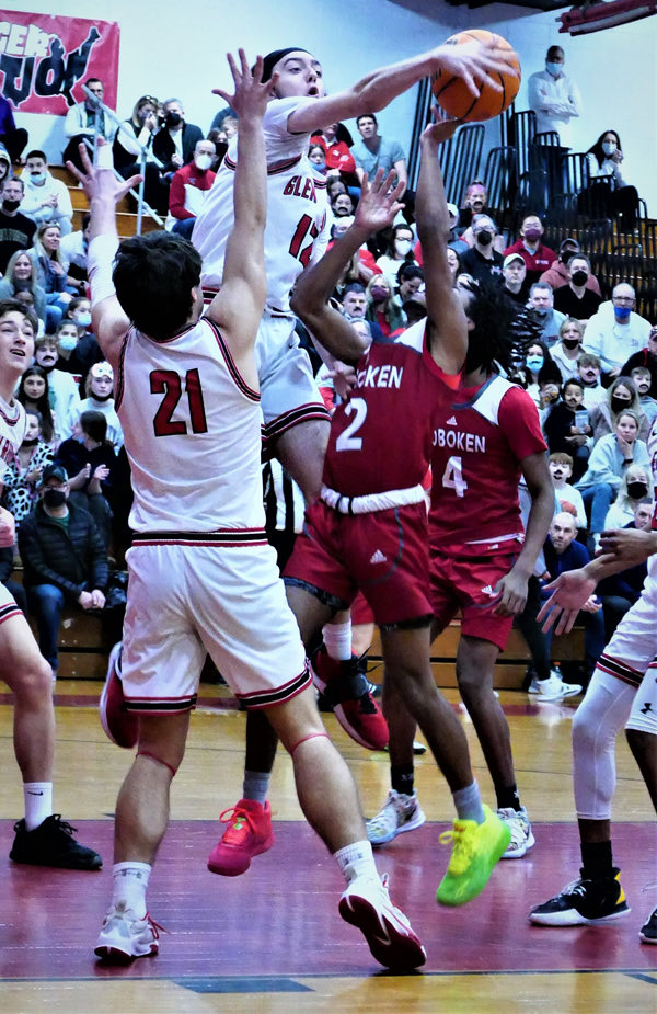 Chattermeister's tweet photo. Glen Ridge solid in N2G1 semis ⁦@CarterKoenig2⁩ ⁦@BMoussako⁩ ⁦@michaelcif24⁩ ⁦@ryno2gr⁩ ⁦@ksquaredplus5⁩ ⁦@parachini_jr⁩ See ⁦@NANNPHOTO51⁩ and story at https://t.co/XnZK7AyQzU https://t.co/WPsqgTHkcG