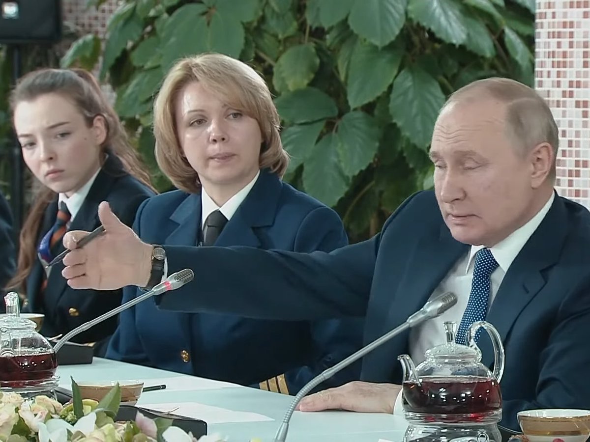 Als Filmer kann ich Euch versichern, die Aufnahmen von Putin, dem Mikrofon, dem Teekrug und den Flugbegleiterinnen sind alle echt. Kein Greenscreen, keine VFX. Fake daran ist nur Putins Männlichkeit.