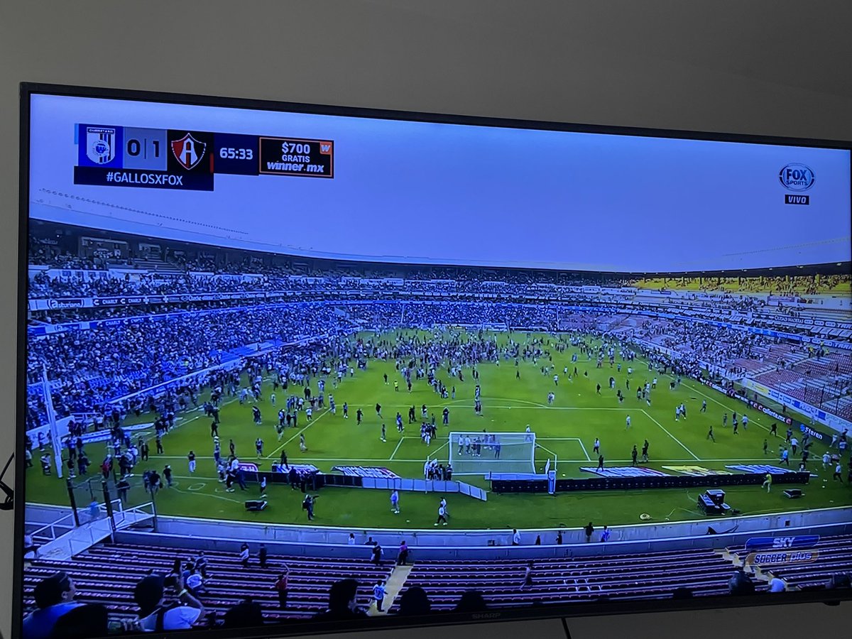 GallitoVip's tweet photo. Triste y lamentable lo que se vive en el juego de Queretaro y Atlas, es una locura, no puedo creerlo ¿Que es esto?

Deben vetar el estadio de por vida!!!! https://t.co/gfl8VIoEeG