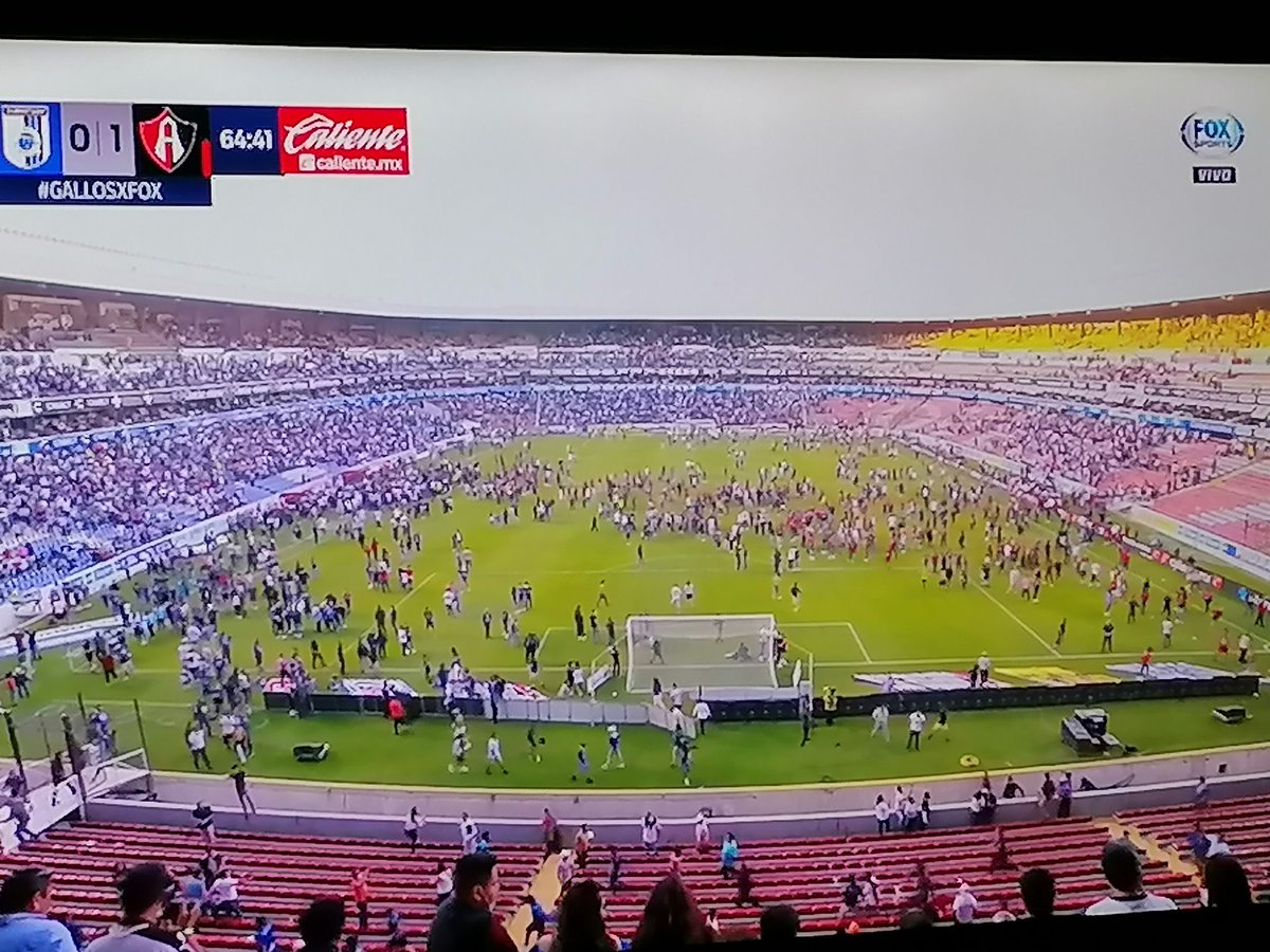 _martinmoreno's tweet photo. #ULTIMAHORA ¡¡URGENTE!! Porras de #Queretaro y #ATLAS invaden la cancha. Se golpean entre sí. Batalla campal. También hay peleas en las gradas. En los túneles. Cero vigilancia. Violencia entre vándalos. VERGONZANTE lo que ocurre en el fútbol mexicano ⚽⚽ @joserra_espn @cprocuna https://t.co/lZZl0EfgTc