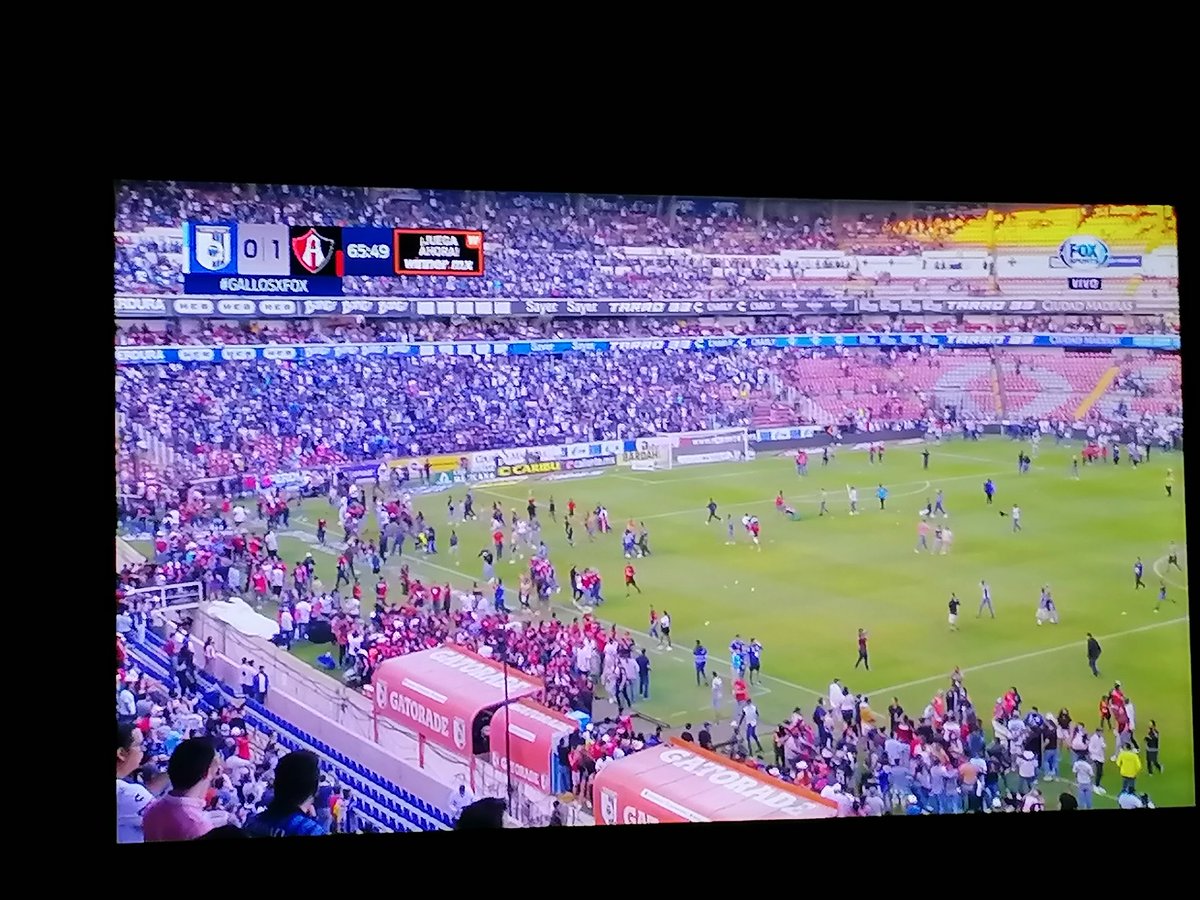 _martinmoreno's tweet photo. #ULTIMAHORA ¡¡URGENTE!! Porras de #Queretaro y #ATLAS invaden la cancha. Se golpean entre sí. Batalla campal. También hay peleas en las gradas. En los túneles. Cero vigilancia. Violencia entre vándalos. VERGONZANTE lo que ocurre en el fútbol mexicano ⚽⚽ @joserra_espn @cprocuna https://t.co/lZZl0EfgTc