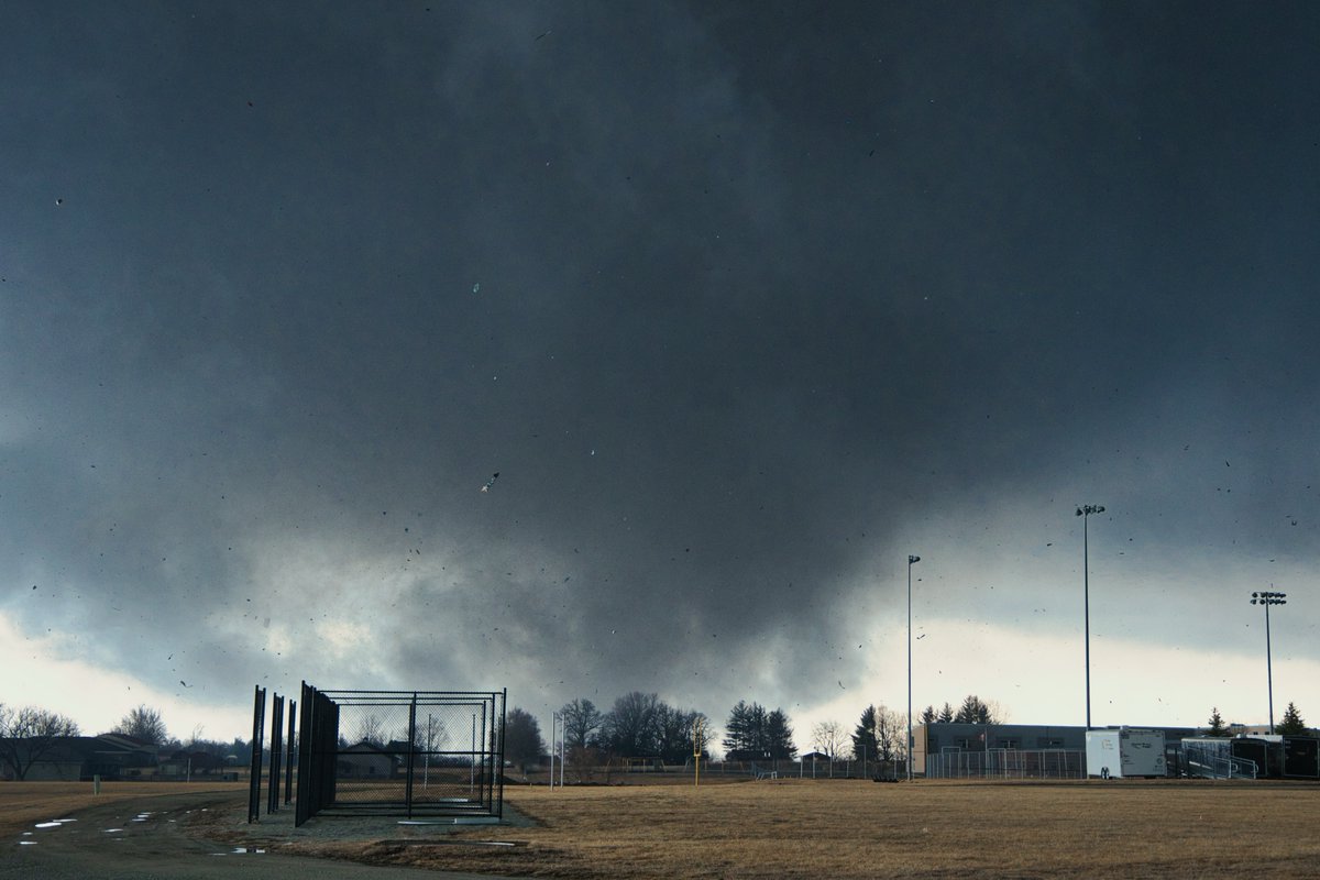 photosbymanning's tweet photo. Edited photographs from right before and during the #tornado that touched down at 4:35 CST in Winterset, #Iowa right by Winterset High School https://t.co/XujVOGPwSf