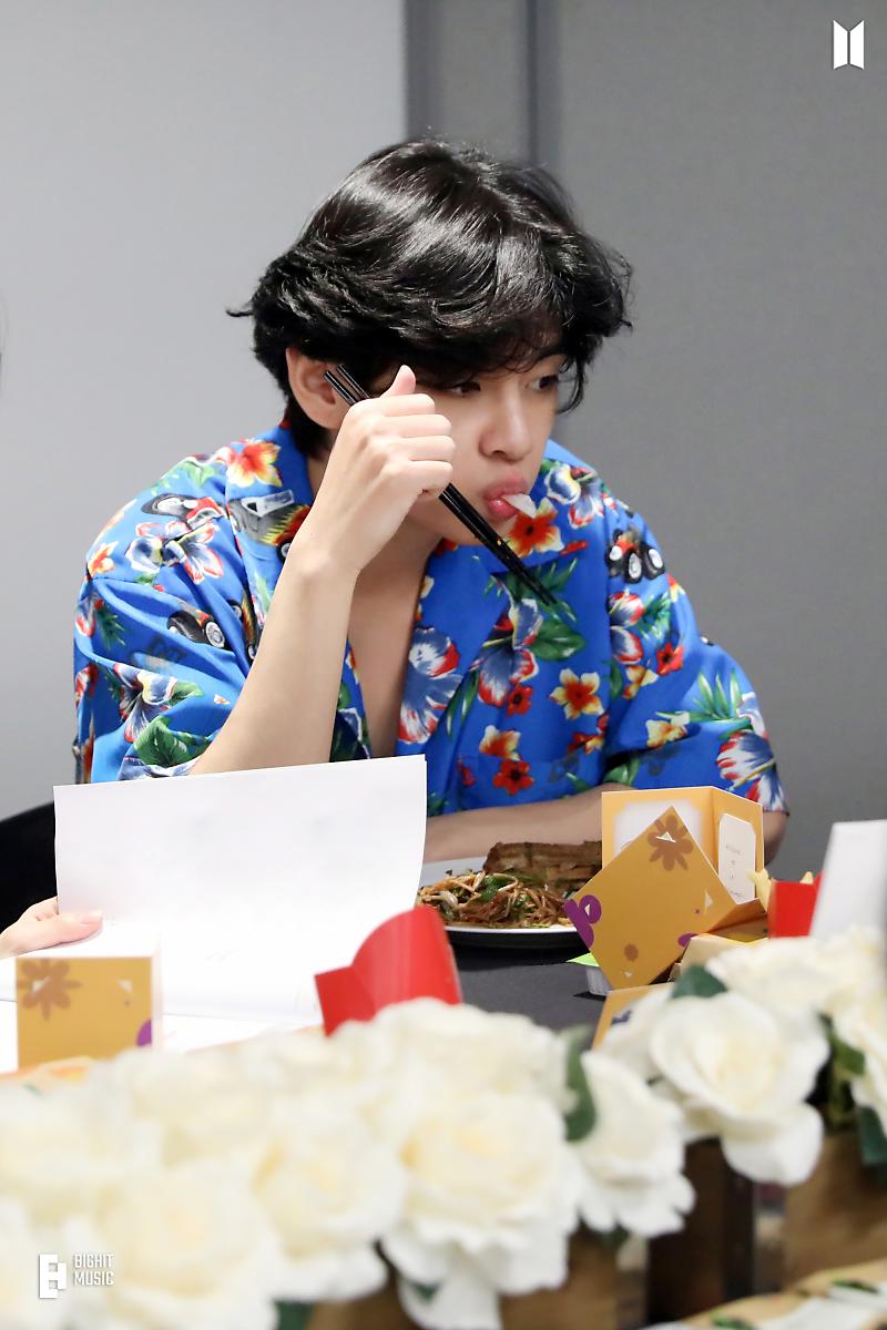 thvlina's tweet photo. 사랑스러운 아기 태형 🥺💜💜
#KimTaehyung #TAEHYUNG #btsv https://t.co/iC7e1BRjU0