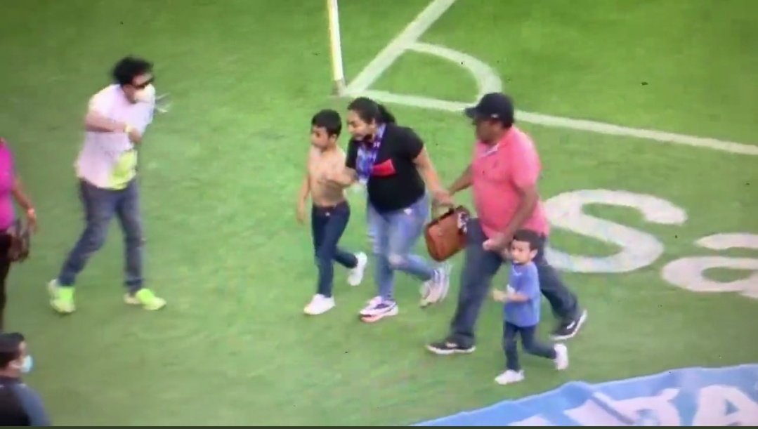 betocamposp_'s tweet image. Al pobre niño le tuvieron que quitar la playera de su equipo para no ser agredido. Que triste lo que pasa en La Corregidora.

Ya van más de 10 minutos y no puede parar la batalla campal en el juego entre el Querétaro y Atlas.