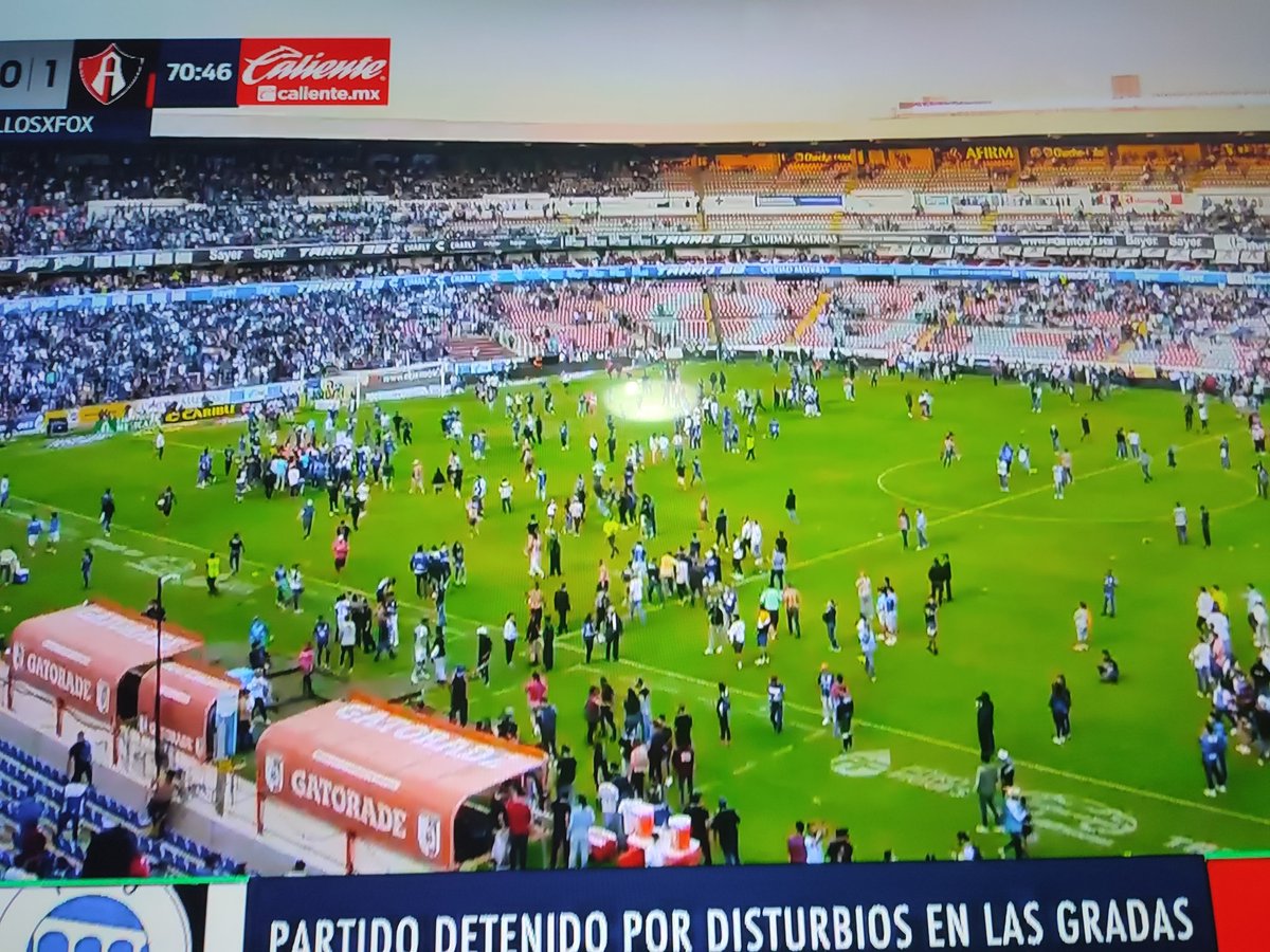 MINELLIATAYDE's tweet photo. El duelo entre Querétaro y Atlas sigue detenido por disturbios. Ojalá sea ejemplar la sanción, de entrada, al Querétaro, hay que tomar en cuenta que son los responsables de la seguridad, y se nota no había los elementos suficientes

➡️Querétaro 0-1 Atlas https://t.co/XTjCT8CIm9