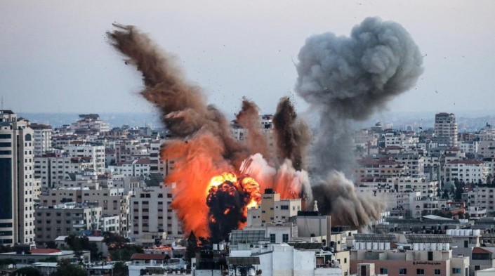 AhmedSh03879865's tweet photo. This picture of Israeli bombing of Gaza will gather more retweets if we post it under the label of Russian bombing of Ukraine. Somehow Ukrainian lives are more important than Palestinians It's a fact that nobody wants to accept . #RussianUkrainianWar #UkraineRussianWar https://t.co/gj6qkTpgXY