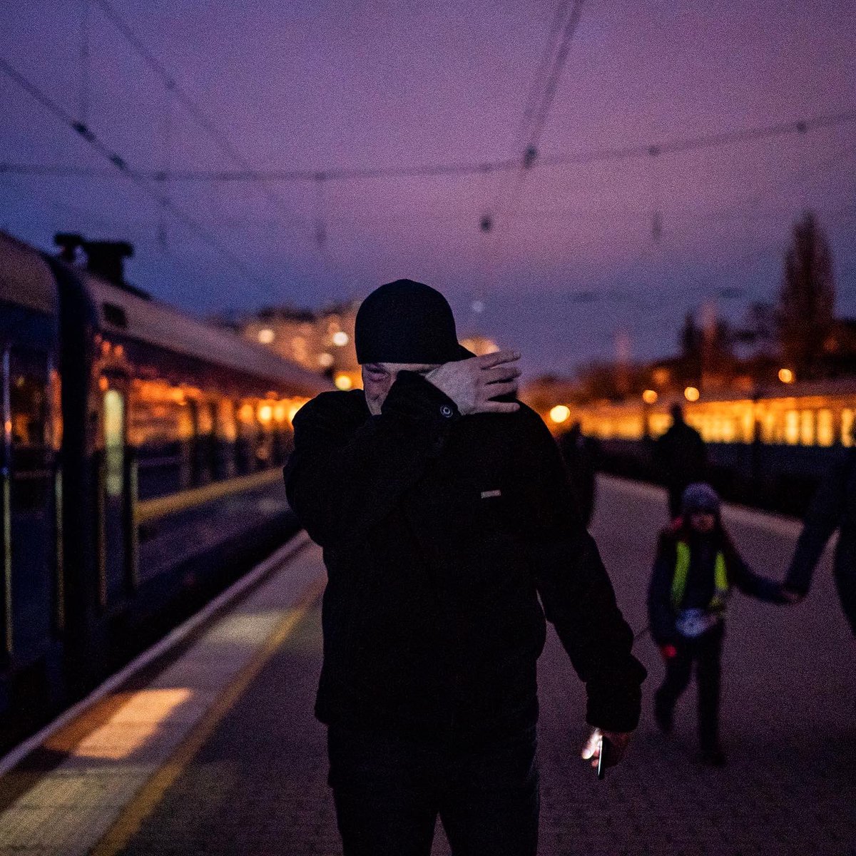 George Keburia said goodbye to his wife Maya and his children at the train station in Odessa #Ukraine tonight as they head to Lviv. Keburia like several other men at the station that day, would soon return to fight Russian forces. <a href="/washingtonpost/">The Washington Post</a> <a href="/WashPostPhoto/">Washington Post Photo</a> #UkraineRussianWar