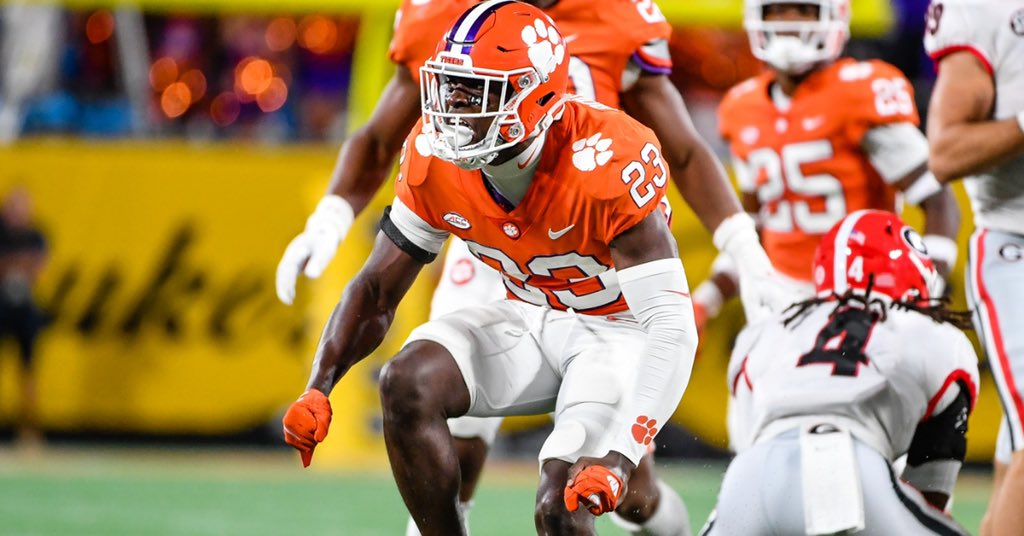 DarealBmarsh's tweet photo. #AGTG Extremely blessed to receive another offer Clemson University🧡🤍 #GoTigers @CUCoachReed @dmcdani2 @LMRamsFootball @CoachDrico @Excelspeed12 @CertifiedDawgAG https://t.co/xNfAOYZn4G