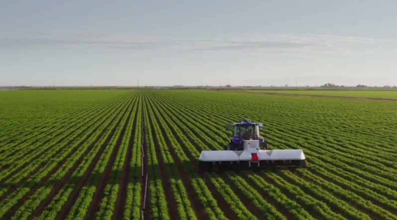 techcatgirl's tweet photo. #ImExcitedForWhatsNext
#Robot-as-a-service farm implement provides millimeter-accurate spraying, laser weeding and #AI-based digital crop modeling
#VerdantRobotics Unveils #FarmRobot for Specialty Crops https://t.co/cy6j7yxWlb #WhatsYourTechStory https://t.co/Jq1jyo76lV