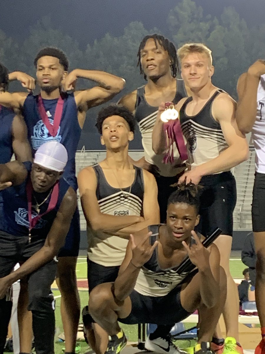 bill_boroff's tweet photo. Always good when the 4x400 team sends the @MvhsTrackTEAM home smiling…
#runbearsrun https://t.co/BK18R0stl2