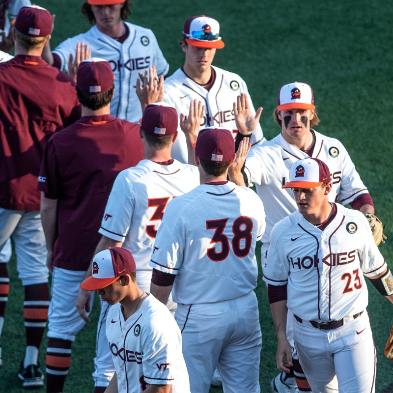 HokiesBaseball's tweet photo. 𝘽𝙖𝙘𝙠 𝙞𝙣 𝙩𝙝𝙚 𝙬𝙞𝙣 𝙘𝙤𝙡𝙪𝙢𝙣 :

Malinowski ≫ 4-4, 2 R, 2 RBI, 2B, 🔨, BB
Hunter ≫ 3-4, R, 2 RBI, 2 2B, SF
Okuda ≫ W, 5.0 IP, 3 H, 2 R, ER, BB, 4 SO

#Hokies 🦃⚾️
