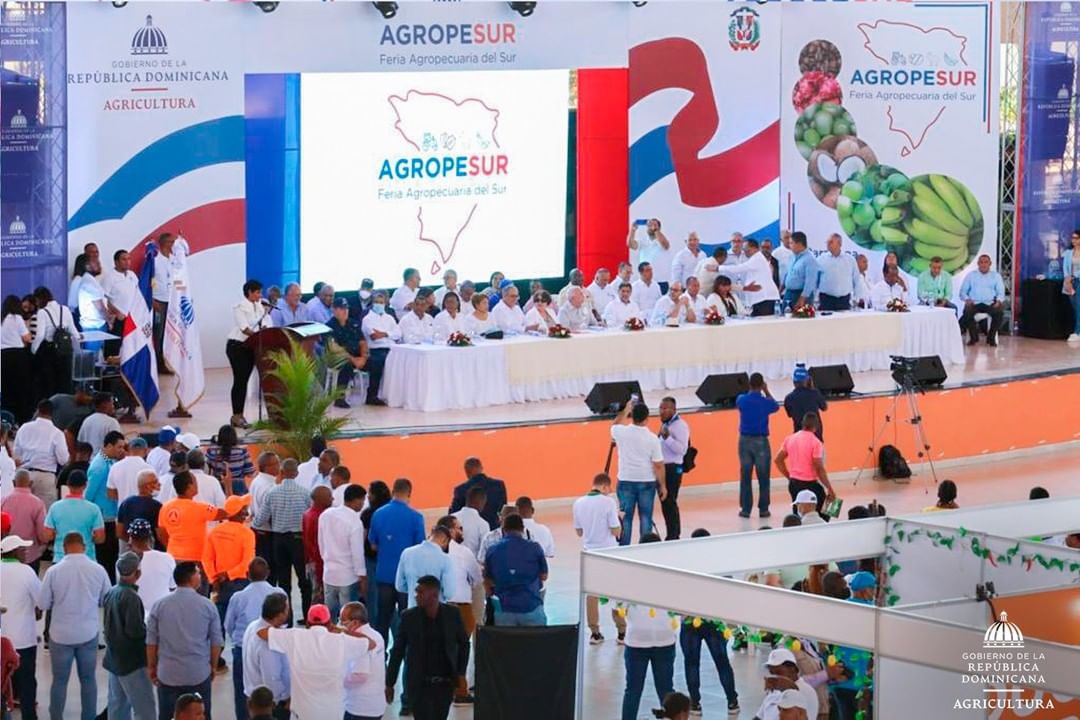 saidholguin's tweet photo. El Gob. sigue impulsando con éxito la locomotora de la agricultura en todo el territorio nacional, El Presidente @luisabinader y el Ministro @limbercruzl  altamente comprometidos con los hombres del Campo, para llevar alimentos baratos a las mesas de RD @AgriculturaRD #agropesur https://t.co/kkHjbbHPe2