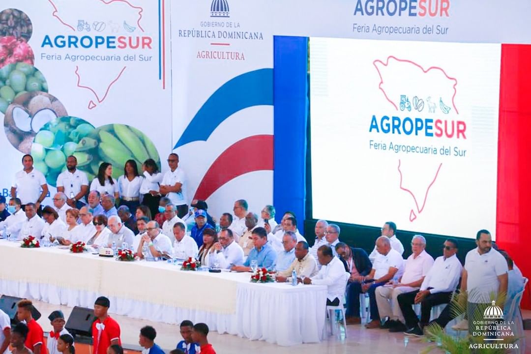saidholguin's tweet photo. El Gob. sigue impulsando con éxito la locomotora de la agricultura en todo el territorio nacional, El Presidente @luisabinader y el Ministro @limbercruzl  altamente comprometidos con los hombres del Campo, para llevar alimentos baratos a las mesas de RD @AgriculturaRD #agropesur https://t.co/kkHjbbHPe2