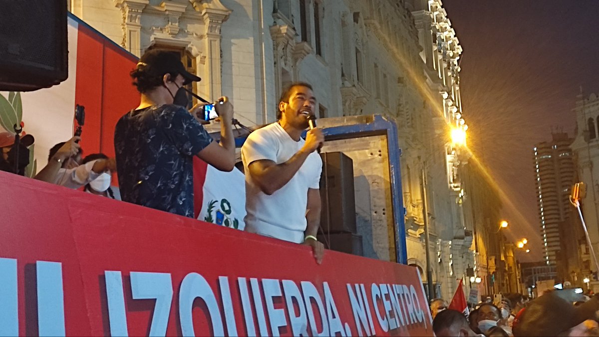 Afdemocratico's tweet photo. Que tal 🐚 la de @Apazdelabarra de contratar un camión y querer tomar protagonismo de la marcha.

Los patriotas no lo permitieron y fue abucheado.

Fue el primer alcalde en reconocer al corrupto e incapaz de Pedro Castillo.

#FueraCastillo #5MPerú #VacanciaYa #QuítateElSombrero https://t.co/JmBtn5vSdK