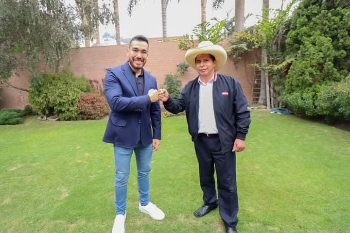 Afdemocratico's tweet photo. Que tal 🐚 la de @Apazdelabarra de contratar un camión y querer tomar protagonismo de la marcha.

Los patriotas no lo permitieron y fue abucheado.

Fue el primer alcalde en reconocer al corrupto e incapaz de Pedro Castillo.

#FueraCastillo #5MPerú #VacanciaYa #QuítateElSombrero https://t.co/JmBtn5vSdK