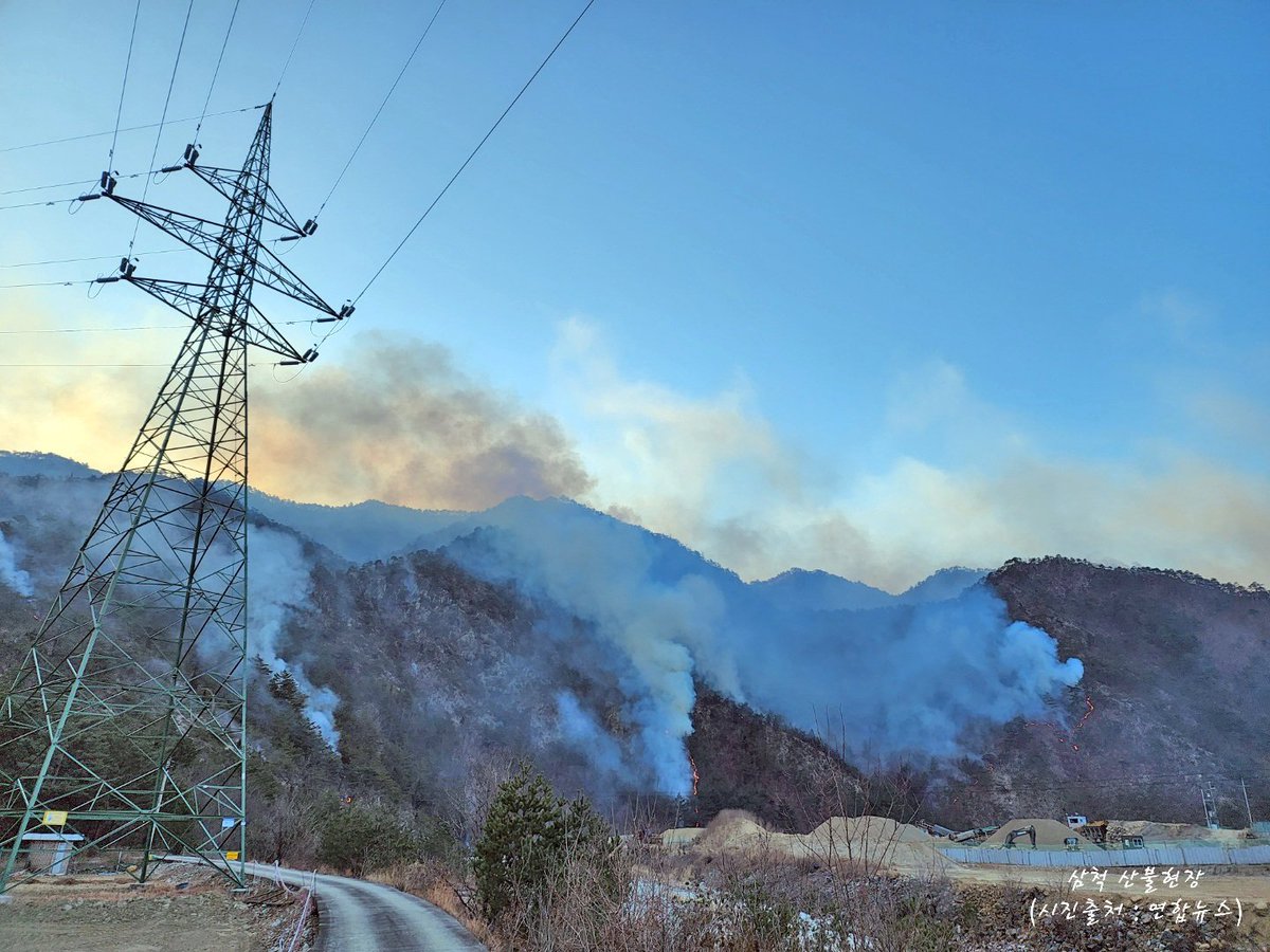 happygangwon's tweet photo. 3.6.(토) 09:00 강원도 산불 현황

본격 진화작업 시작. 현재까지 인명피해는 없으며, 인명피해 최소화 및 민가 방어를 최우선으로 한 소방활동 실시.

- 3. 4. 영월 김삿갓면(진화율 50%)
- 3. 4. 울진삼척
LNG 생산기지 연소확대 방지 주력
헬기 51대 투입
- 3. 5. 강릉 옥계•동해
헬기 28대 투입 https://t.co/tjBH2486sd