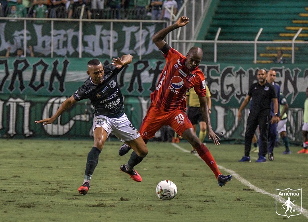 SC_ESPN's tweet photo. 🇨🇴 ¡AMÉRICA DE CALI SE QUEDÓ CON EL CLÁSICO!

🔝 Jugando con 9 todo el segundo tiempo, fue 1-0 ante Deportivo Cali en el #ClásicoVallecaucano por la fecha 10 del torneo 

⚽ Adrián Ramos

🟥 Yaliston Martínez y Larry Angulo 

📸 @AmericadeCali https://t.co/Prr9CbQUeB