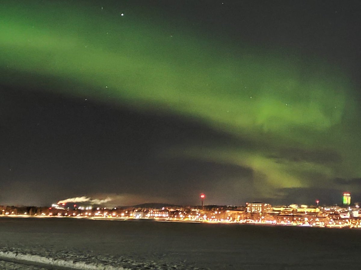 Geeta_Jayanth's tweet photo. Dancing in all her glory tonight. (Sweden).  Few more Aurora forecast this month. https://t.co/XnvjKGB4xM