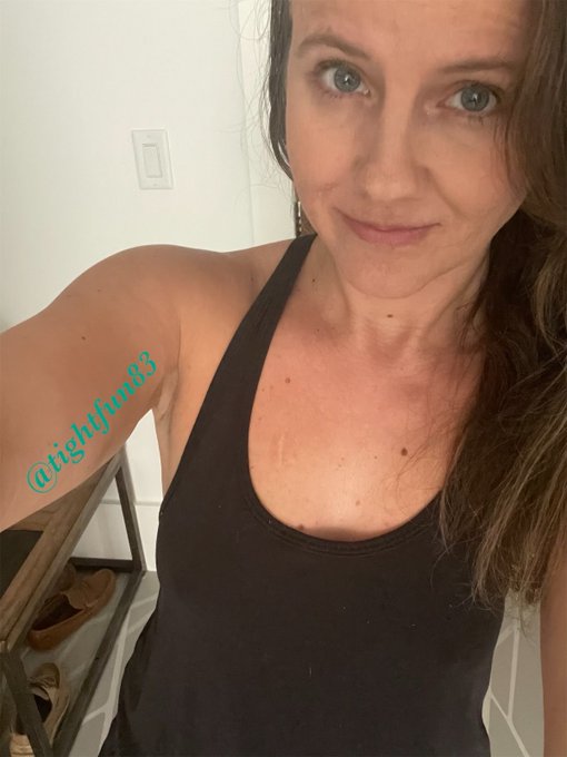 So glad it&rsquo;s finally starting to warm up 😘 https://t.co/OLvD5dlNxc