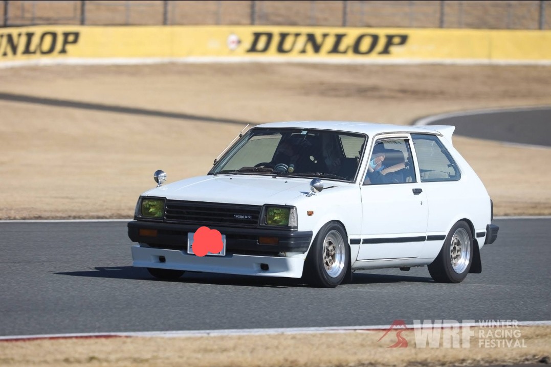 ttstera's tweet photo. 先週日曜日　富士スピードウェイで行われたWRF15
久々に会った友達のKP61でパレードラン走行😅 助手席ですが…ユックリ走ってるはずだけど何故かストレート全開‼️😂
やっぱりキャブ車はいいよね🎵😊
#富士スピードウェイ
#WRF15
#KP61
#スターレット https://t.co/iqBQ0sGpR3