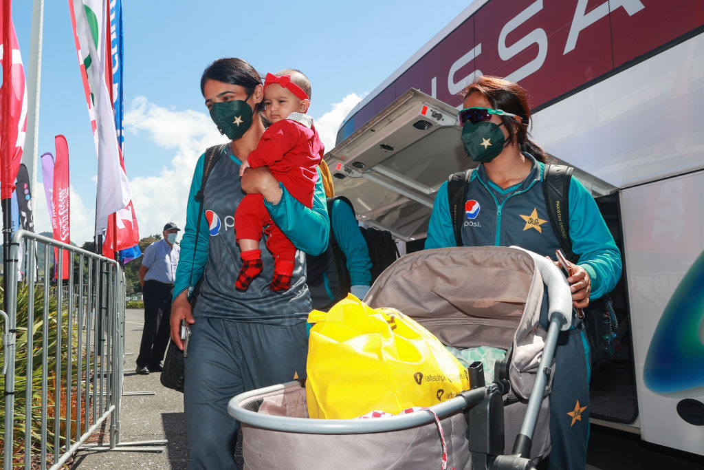 ICC's tweet photo. 🏏 Cricket kit
🧳 Bags packed
👶 Baby cradle

Pakistan captain Bismah Maroof ready to face India 😁

#CWC22 https://t.co/1ntYZfCzPY