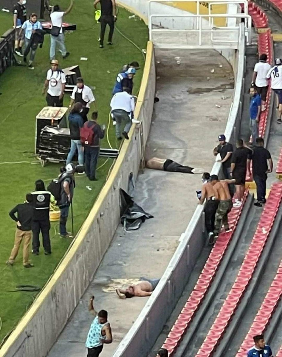 R_Gomez_06's tweet photo. Fácil y sencillo QUERÉTARO NO DEBE, NI MERECE TENER UN EQUIPO DE PRIMERA DIVISIÓN ni siquiera en Expansión, lo de hoy es simple y sencillamente una vergüenza, esto no es fútbol ni pasión 😶 https://t.co/RgszsgdsWg