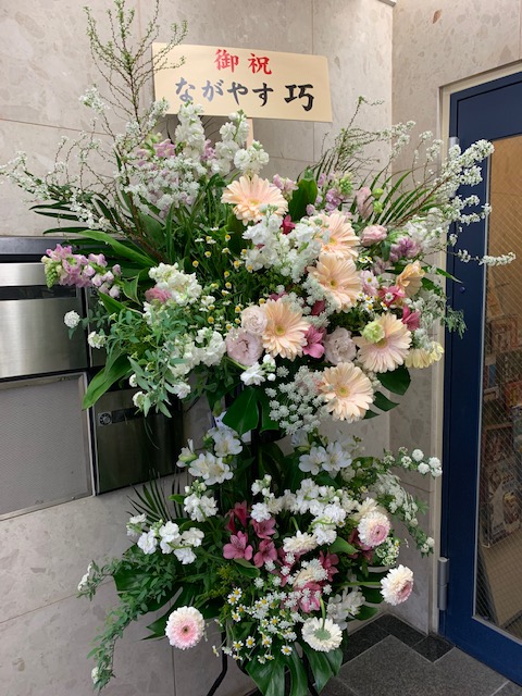 樹村みのり展は入場無料。その場で330円の会員登録すれば2階閲覧室で関連書籍が読めます。
関連書籍コーナーリストが素晴らしい✨o氏こと大久保さんのご尽力に感謝。字が小さすぎないのも嬉しい😂
2階へ行く入り口には、ながやす巧先生からの素晴らしいお祝い花❣️
画像3、4は「みのりすと」より。 