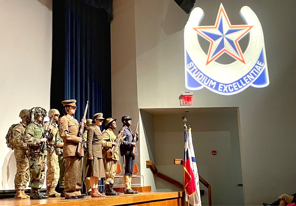 T_C_Lim's tweet photo. Recognizing the 2022 Military Science Hall of Honor Inductees: LTC Sheldon John Gerron (UTA graduate, 1969) and Texas State Representative Terry Meza (UTA graduate, 1972). 🇺🇸 https://t.co/zrmKumfMfC