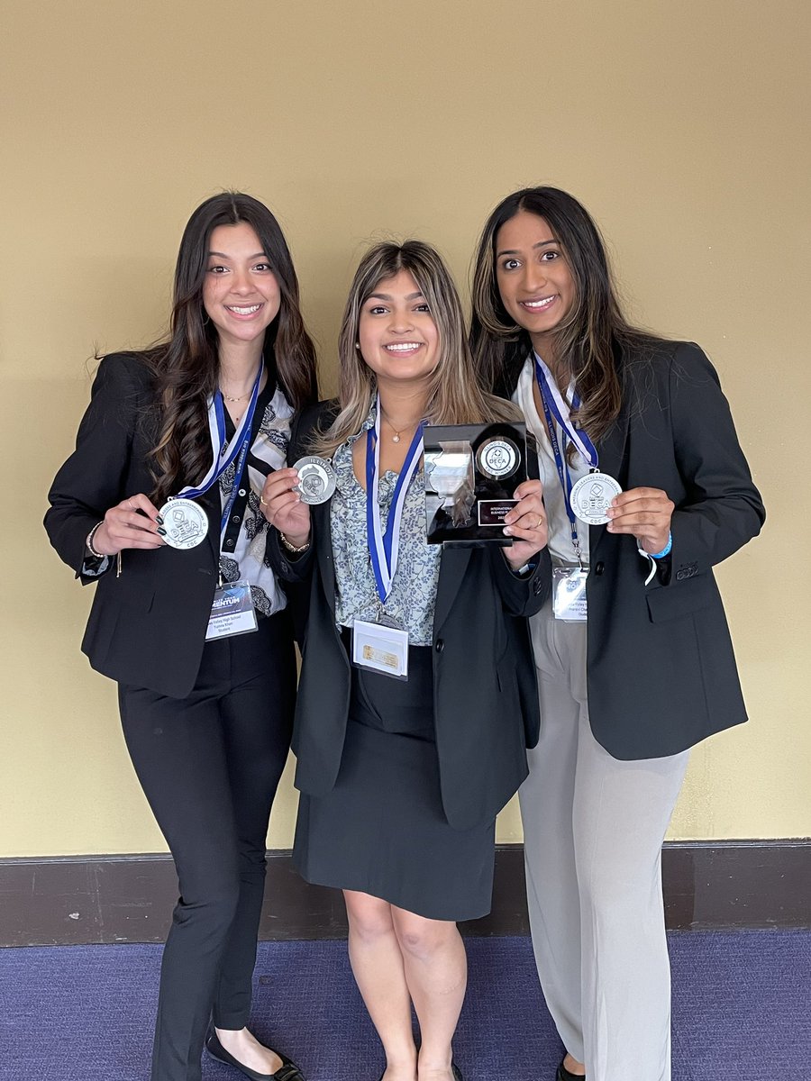 MeteaValleyDECA's tweet photo. It was a successful past few days at the  @IllinoisDECA State Competition. We had 19 National Qualifiers and 22 additional top 10 finishers! Way to #maximizeyourmomentum! Let’s get ready for Atlanta! @MVHSBusiness @MVPrincipal1 @meteavalley https://t.co/idAGqeUHBd