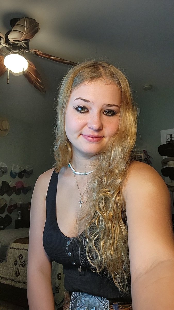 AlyssaCapps7's tweet photo. Im sick but still got stuff to do!! https://t.co/usFZT9oZBh