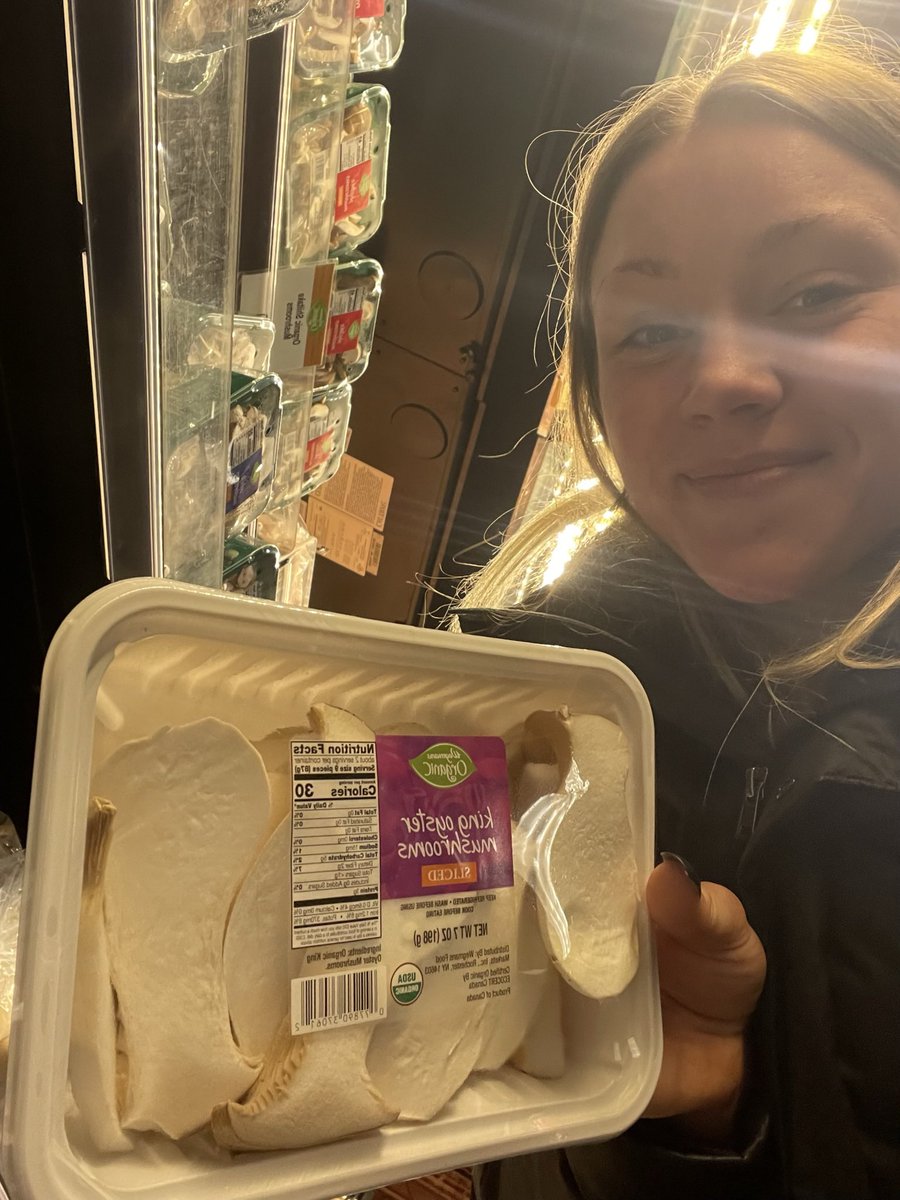 ryanwagner260's tweet photo. #drfoxcall #plant200week8 #plant200call I found King Oyster mushrooms at the store. The latin name is Pleurotus eryngii. These #fabulousfungi grow all around the world and have a thick stem unlike oyster mushrooms. They are also very popular &amp; healthy to eat! https://t.co/NL24se0Efy
