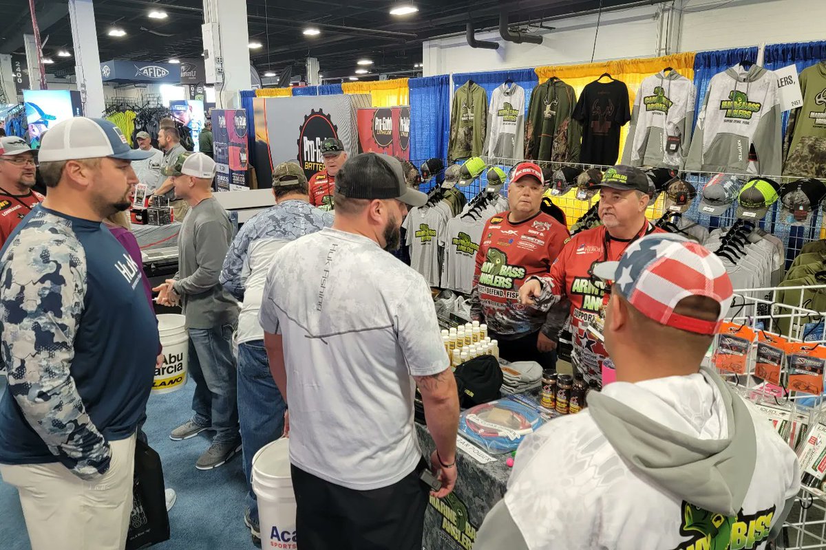 ArmyBassAnglers's tweet image. #ArmyBassAnglers Booth was swamped with customers &amp;amp; fans of WFNs hit TV Show #FORCEonFORCE @ the 2022 #BassmasterClassic, day (2)--HOOAH! #SupportDefendFish