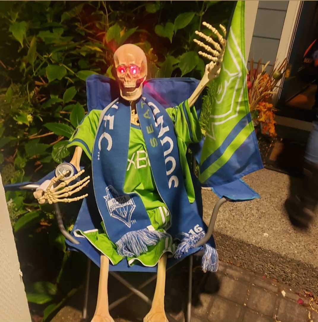 smfvf2's tweet photo. @SoundersFC My daughter waiting for the @SoundersFC weather delay to end! https://t.co/CRjYhXGqaR